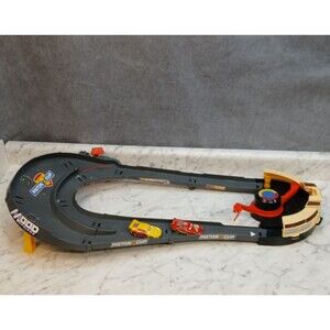 Disney Pixar Cars HXJ33 NASCAR Lane Change Race Playset